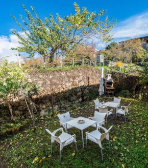 Apartamentos & Casa Rural Boada con Jardin Interior y Barbacoa